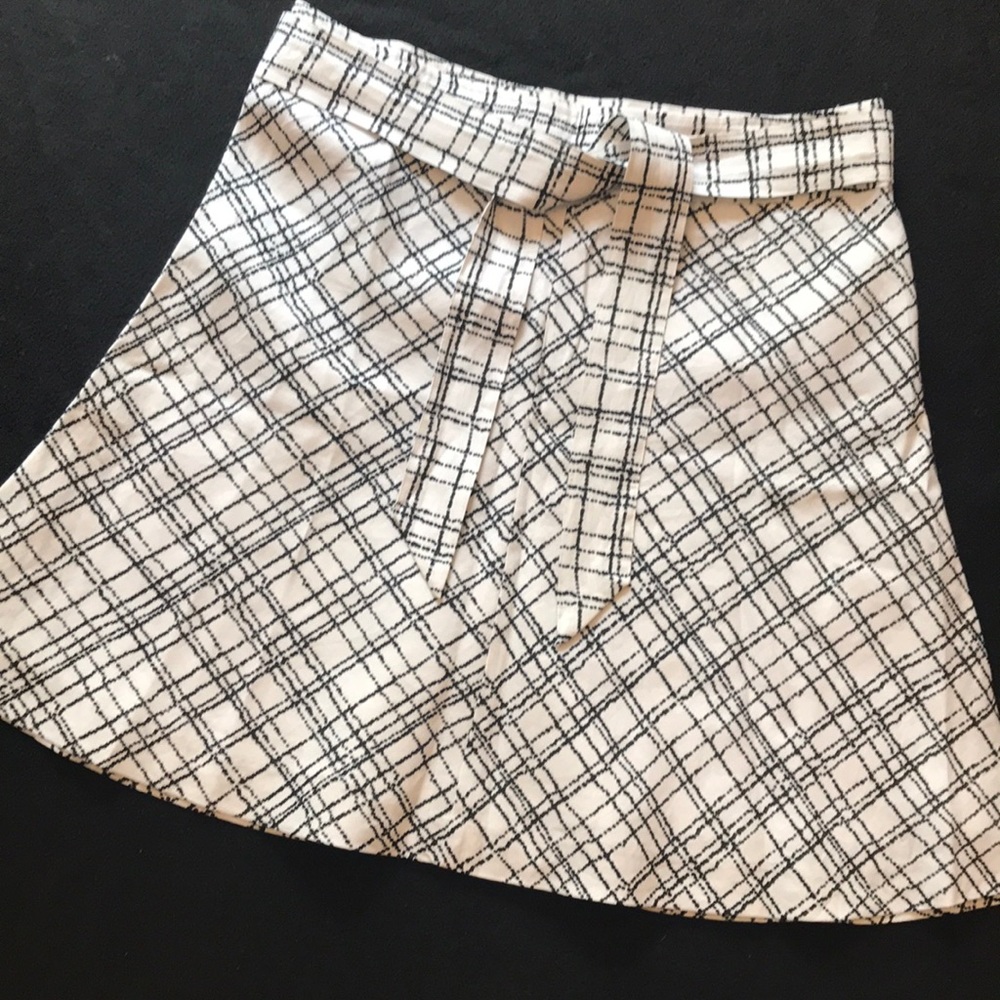 Merona skirt white with black design.